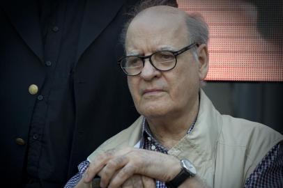  (FILES) In this file photo taken on January 12, 2015 renowned Argentinian cartoonist and illustrator Quino (Joaquin Lavado) takes part in a tribute to the victims of the satirical weekly Charlie Hebdo in Paris outside the "Museo del Humor", in Buenos Aires. - Quino passed away on September 30, 2020 at 88, his editor confirmed. (Photo by Alejandro PAGNI / AFP)Editoria: ACELocal: Buenos AiresIndexador: ALEJANDRO PAGNISecao: cartoonFonte: AFPFotógrafo: STR<!-- NICAID(14605475) -->