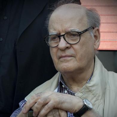  (FILES) In this file photo taken on January 12, 2015 renowned Argentinian cartoonist and illustrator Quino (Joaquin Lavado) takes part in a tribute to the victims of the satirical weekly Charlie Hebdo in Paris outside the Museo del Humor, in Buenos Aires. - Quino passed away on September 30, 2020 at 88, his editor confirmed. (Photo by Alejandro PAGNI / AFP)Editoria: ACELocal: Buenos AiresIndexador: ALEJANDRO PAGNISecao: cartoonFonte: AFPFotógrafo: STR<!-- NICAID(14605475) -->