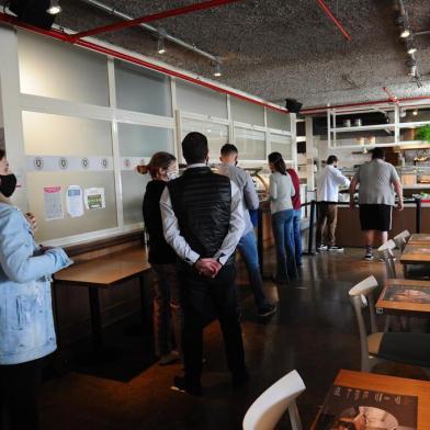  CAXIAS DO SUL, RS, BRASIL (29/09/2020)Sem autoatendimentos, restaurantes perdem clientes e amargam prejuízos em Caxias As filas que se formam próximos ao bufês não são sinal de movimento aumentando nos restaurantes de Caxias do Sul. Se antes podiam ser um bom sinal, agora são apenas reflexo das mudanças que a pandemia impôs ao setor gastronômico. (Antonio Valiente/Agência RBS)<!-- NICAID(14604167) -->