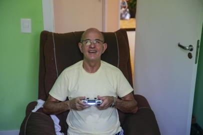  VIAMÃO, RS, BRASIL - 2020.09.25 - O vendedor Marcos Fraga Corrêa, 70 anos, morador de Viamão, recorre a uma ferramenta não muito comum para idade dele na hora de se divertir. Os jogos de videogame. Participa até de campeonato online de futebol durante a pandemia. (Foto: ANDRÉ ÁVILA/ Agência RBS)Indexador: Andre Avila