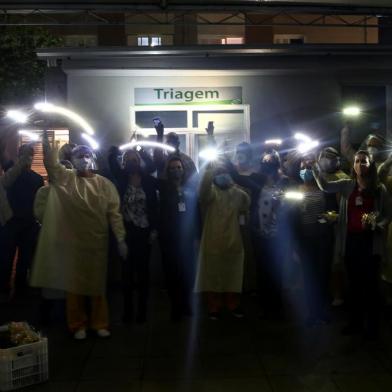  PORTO ALEGRE, RS BRASIL - 30.09.2020 - Profissionais da saúde se despedem do centro de triagem covid do Hospital Nossa Senhora da Conceição. (Foto: Marco Favero/Agencia RBS)<!-- NICAID(14606086) -->