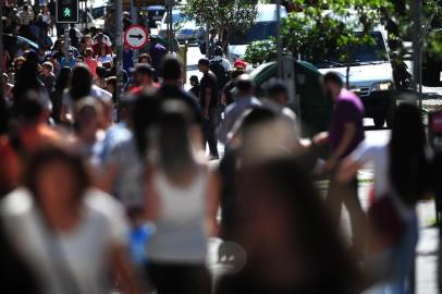  CAXIAS DO SUL, RS, BRASIL, 30/10/2018Movimento no comércio no centro. (Lucas Amorelli/Agência RBS)<!-- NICAID(13808774) -->