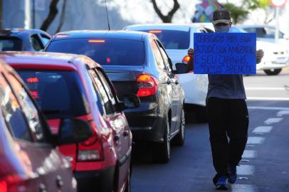  CAXIAS DO SUL, RS, BRASIL, 28/09/2020. Com mensagens de louvor a Deus, Fernanda Lemes, 18, e Heliton Silva, 25, pedem dinheiro no sinal da Avenida Itália, em frente à Igreja São Pelegrino. Casal conta que se conheceu no abrigo provisório montado durante a pandemia. Ambos dizem que optaram por não depender dos serviços sociais ofertados na cidade. (Porthus Junior/Agência RBS)<!-- NICAID(14603761) -->