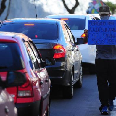  CAXIAS DO SUL, RS, BRASIL, 28/09/2020. Com mensagens de louvor a Deus, Fernanda Lemes, 18, e Heliton Silva, 25, pedem dinheiro no sinal da Avenida Itália, em frente à Igreja São Pelegrino. Casal conta que se conheceu no abrigo provisório montado durante a pandemia. Ambos dizem que optaram por não depender dos serviços sociais ofertados na cidade. (Porthus Junior/Agência RBS)<!-- NICAID(14603761) -->