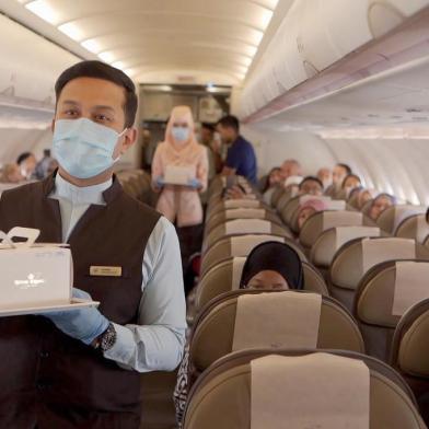 serving cake to a passenger celebrating a birthday on a flight to nowhere on Royal Brunei Airlines. (Royal Brunei Airlines via The New York Times)In an undated image provided by Royal Brunei Airlines, serving cake to a passenger celebrating a birthday on a flight to nowhere on Royal Brunei Airlines. People who miss flying are rushing to buy tickets for flights that land in the same place they depart from. (Royal Brunei Airlines via The New York Times) -- NO SALES; FOR EDITORIAL USE ONLY WITH NYT STORY FLIGHTS TO NOWHERE BY TARIRO MZEZEWA FOR SEPT. 19, 2020. ALL OTHER USE PROHIBITED. --Editoria: TLocal: UNDATEDIndexador: ROYAL BRUNEI AIRLINESFonte: ROYAL BRUNEI AIRLINESFotógrafo: HO<!-- NICAID(14604531) -->