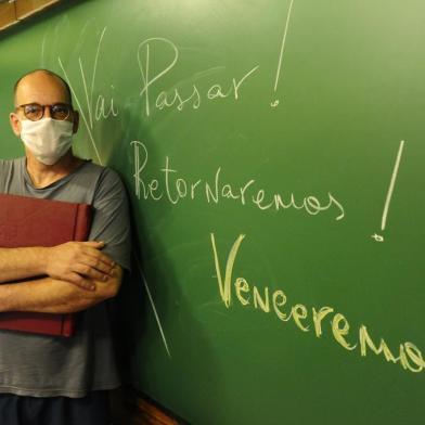  PORTO ALEGRE,RS,BRASIL.2020,10,01.Alexandre de Tomaszewski,mais conhecido como professor Farizeu,que hoje montou uma sala de aula,em uma garagem,com auxilio de amigo,que cedeu a sala antes da pandemia,e sem aulas esta prospero a virar morador de rua,para ganhar algum dinheiro para se alimentar,vende os objetos que estão na sala.(RONALDO BERNARDI/AGENCIA RBS).<!-- NICAID(14606435) -->