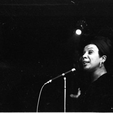  Cantora carioca Elizeth Cardoso, durante  apresentação na casa noturna Encouraçado Butikin, em 1966.-#ENVELOPE: 38253<!-- NICAID(14604587) -->