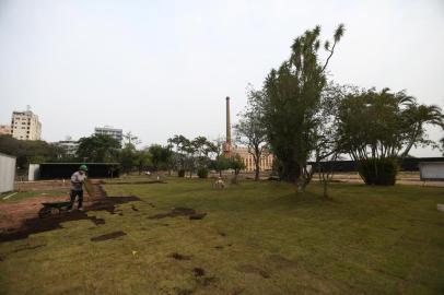  PORTO ALEGRE, 02/10/2020 - Com paisagismo iniciado, obras de revitalização de trecho da orla entre o Cais Mauá e o Gasômetro, conhecido como projeto Embarcadero, têm a conclusão adiada para dezembro. Foto: Jefferson Botega/Agência RBSIndexador: Jefferson Botega<!-- NICAID(14607281) -->