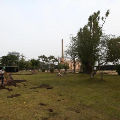  PORTO ALEGRE, 02/10/2020 - Com paisagismo iniciado, obras de revitalização de trecho da orla entre o Cais Mauá e o Gasômetro, conhecido como projeto Embarcadero, têm a conclusão adiada para dezembro. Foto: Jefferson Botega/Agência RBSIndexador: Jefferson Botega<!-- NICAID(14607281) -->