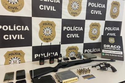 A Operação Conatus está nas ruas de Caxias do Sul com o objetivo de cumprir três mandados de prisão preventiva e cinco de busca e apreensão nesta sexta-feira (2). A Polícia Civil faz a ação depois de monitorar por quatro meses uma organização criminosa especializada em furto, adulteração de veículos e lavagem de dinheiro. De acordo com o delegado Luciano Righês, três homens foram capturados na ação, sendo um deles preso pela segunda vez. O grupo atua em diversas cidade da Serra há mais de dez anos, conforme a Polícia Civil.<!-- NICAID(14607436) -->