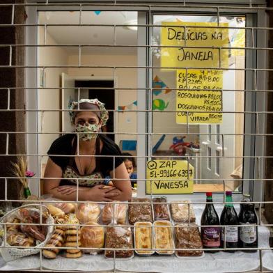  PORTO ALEGRE, RS, BRASIL - 26/09/2020Brique do DG: Para passar por cima da crise, a empreendedora Vanessa decidiu começar a vender bolos, pães e guloseimas na janela do seu apartamento