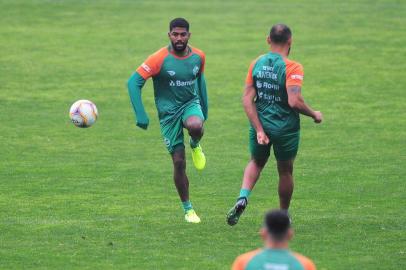  CAXIAS DO SUL, RS, BRASIL, 03/09/2020. Treino do Juventude no estádio Alfredo Jaconi. O treino foi encoberto por uma densa neblina (cerração). (Porthus Junior/Agência RBS)Indexador:                                 <!-- NICAID(14583768) -->