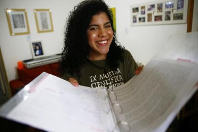  PORTO ALEGRE, RS, BRASIL - 02.10.2020 - Kauane Santos de Oliveira, 17 anos, estudante do Instituto Federal Campus Restinga (IFRS), ganhou bolsa em curso de versão na universidade de Cambridge. (Foto: Félix Zucco/Agencia RBS)