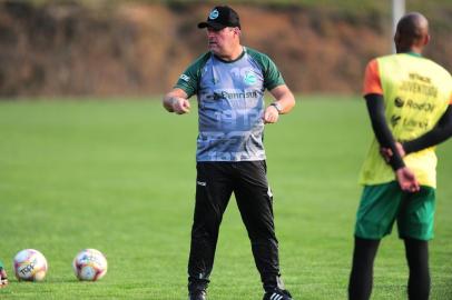  CAXIAS DO SUL, RS, BRASIL, 01/10/2020. Treino do Juventude no CT. O Juventude está disputando a série B do Campeonato Brasileiro 2020. Na foto, técnico Pintado. (Porthus Junior/Agência RBS)<!-- NICAID(14606981) -->