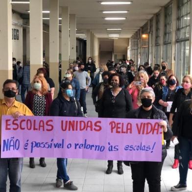 Diretores de escolas estaduais fazem protesto em Porto Alegre contra retorno presencial das aulas<!-- NICAID(14607971) -->