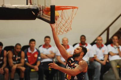  CAXIAS DO SUL, RS, BRASIL, 13/12/2015. O Caxias do Sul Basquete/Banrisul garantiu o quarto título gaúcho. Neste domingo, no ginásio Vascão, a equipe caxiense bateu a Liga Uruguaianense de Basquete (Luba) por 100 a 55 e confirmou o favoritismo. Na foto, o ala Rafael. (Diogo Sallaberry/Agência RBS)Indexador: DIOGO SALLABERRY<!-- NICAID(11886204) -->