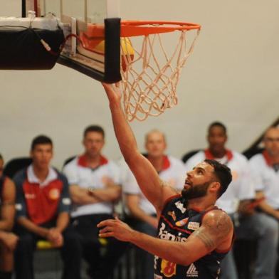  CAXIAS DO SUL, RS, BRASIL, 13/12/2015. O Caxias do Sul Basquete/Banrisul garantiu o quarto título gaúcho. Neste domingo, no ginásio Vascão, a equipe caxiense bateu a Liga Uruguaianense de Basquete (Luba) por 100 a 55 e confirmou o favoritismo. Na foto, o ala Rafael. (Diogo Sallaberry/Agência RBS)Indexador: DIOGO SALLABERRY<!-- NICAID(11886204) -->