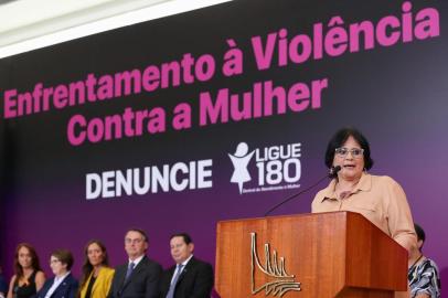 Ministra Damares prometeu qualificar rede de proteção à mulher, mas não apresentou prazo<!-- NICAID(14337442) -->