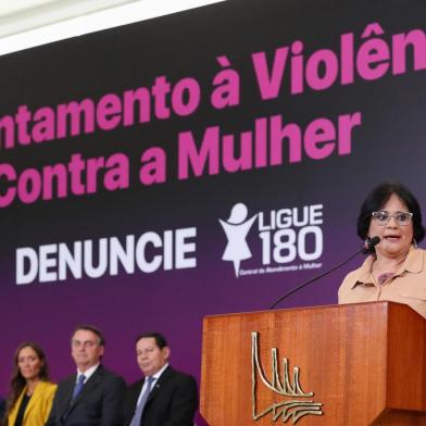 Ministra Damares prometeu qualificar rede de proteção à mulher, mas não apresentou prazo<!-- NICAID(14337442) -->