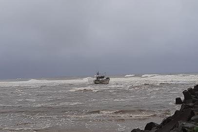 Pescador morreu na madrugada deste sábado quando uma forte onda atingiu o barco que ele e mais três colegas ocupavam na Praia dos Molhes<!-- NICAID(14608323) -->