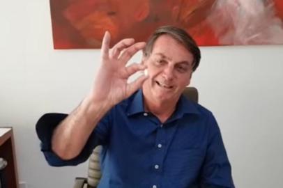  07/07/2020 _ BRASÍLIA _ Em vídeo publicado no Facebook, presidente Jair Bolsonaro toma comprimido do que diz ser hidroxicloroquina, medicamento com eficácia não comprovada no tratamento da covid-19<!-- NICAID(14540156) -->