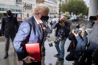 Britains Prime Minister Boris Johnson wears a protective face covering as he arrives at the BBC in central London on October 4, 2020, to take part in the BBC political programme The Andrew Marr Show. - British Prime Minister Boris Johnson and EU chief Ursula von der Leyen on Saturday asked their negotiators to work intensively to overcome differences to secure a post-Brexit free trade deal. (Photo by JUSTIN TALLIS / AFP)<!-- NICAID(14608597) -->