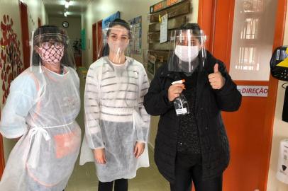 Equipe da Escola Municipal Infantil Criança Feliz utilizando protetores faciais doados pelo IFRS em Bento Gonçalves.<!-- NICAID(14608645) -->