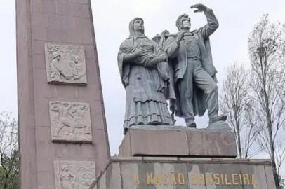 Mulher do Monumento ao Imigrante sem a máscara <!-- NICAID(14608642) -->