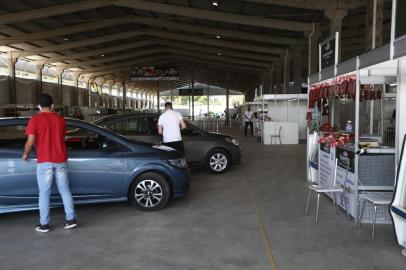  ESTEIO, RS, BRASIL - 29.09.2020 - Pavilhão da agricultura familiar. Com a pandemia causada pelo coronavírus, os protocolos de saúde e as regras de distanciamento social impuseram um novo modelo. A feira no Pavilhão da Agricultura Familiar vai funcionar de 26/9 a 4/10 no formato drive-thru, com os consumidores dentro do carro fazendo suas compras atendidos pelos agricultores familiares. (Foto: Jefferson Botega/Agencia RBS)Indexador: Jefferson Botega<!-- NICAID(14605088) -->