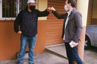 Vinicius Ribeiro e Kiko Girardi, candidatos a prefeito e a vice-prefeito, respectivamente, realizaram visitas aos comerciantes dos bairros Esplanada, São Caetano e Arco Baleno, em Caxias do Sul. No domingo (04/10), os moradores dos bairros Século XX e Vitório Trez receberam os candidatos. Na foto, Vinicius no bairro Século XX<!-- NICAID(14608691) -->