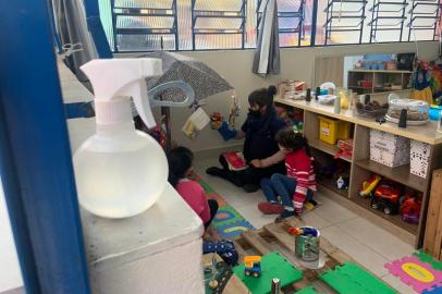  Porto Alegre, RS, Brasil, 05/10/2020 -Baixa adesão marca retorno das aulas na rede pública de Porto Alegre. Na foto- escola infantil tia Beth. Professora (máscara preta)  Patrícia Fortes. Tiago Boff / Divulgação<!-- NICAID(14609359) -->