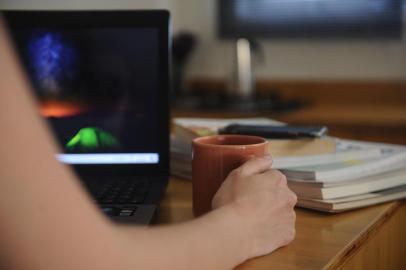  CAXIAS DO SUL, RS, BRASIL (25/03/2020)Home office. (Antonio Valiente/Agência RBS)<!-- NICAID(14460943) -->