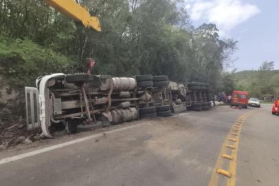 Um acidente envolvendo um caminhão na RS-122, em Antônio Prado, resultou na morte de um homem de 43 anos no fim da manhã desta segunda-feira (05). Segundo informações do Grupo Rodoviário da Brigada Militar, o caminhão seguia no sentido Flores da Cunha-Antônio Prado e tombou às margens da rodovia no km124. O motorista teria perdido o controle do caminhão em um lugar conhecido como ¿curva da vaca¿, foi projetado para fora de veículo e morreu no local. O caminhão Scania com placas de Pelotas (RS) estava carregado com sacas de 60 quilos de adubo. O condutor estava sozinho.<!-- NICAID(14609577) -->