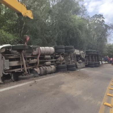 Um acidente envolvendo um caminhão na RS-122, em Antônio Prado, resultou na morte de um homem de 43 anos no fim da manhã desta segunda-feira (05). Segundo informações do Grupo Rodoviário da Brigada Militar, o caminhão seguia no sentido Flores da Cunha-Antônio Prado e tombou às margens da rodovia no km124. O motorista teria perdido o controle do caminhão em um lugar conhecido como ¿curva da vaca¿, foi projetado para fora de veículo e morreu no local. O caminhão Scania com placas de Pelotas (RS) estava carregado com sacas de 60 quilos de adubo. O condutor estava sozinho.<!-- NICAID(14609577) -->