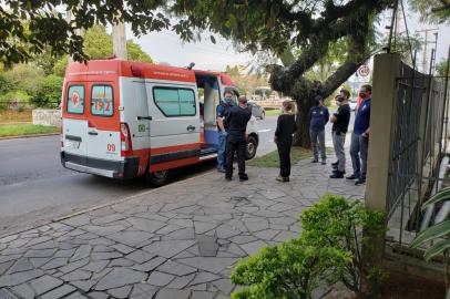 Ambulância atingida por rojão