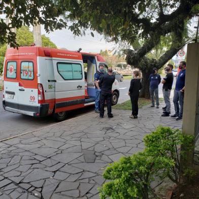 Ambulância atingida por rojão