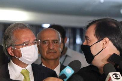 ENCONTRO PAULO GUEDES E RODRIGO MAIA COLETIVA DE IMPRENSADF - ENCONTRO-PAULO-GUEDES-RODRIGO-MAIA-COLETIVA-IMPRENSA - POLÍTICA - O Ministro de Economia Paulo Guedes o presidente da Camará Rodrigo Maia durante entrevista após jantar na casa do parlamentar, na cidade de Brasília, DF, nesta segunda feira, 05. 05/10/2020 - Foto: FREDERICO BRASIL/FUTURA PRESS/FUTURA PRESS/ESTADÃO CONTEÚDOEditoria: POLÍTICALocal: BRASÍLIAIndexador: FREDERICO BRASILFotógrafo: FUTURA PRESS<!-- NICAID(14610083) -->