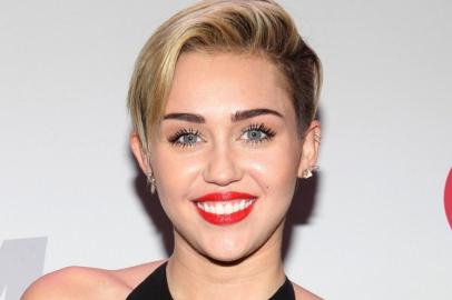 dgol,Miley Cyrus, namoro, ator, Arnold Schwarzenegger, filho, beijos, jogo, holofote, 14112014<!-- NICAID(10983474) -->