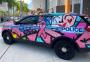 Romero Britto customiza viatura da polícia de Miami para o Outubro Rosa