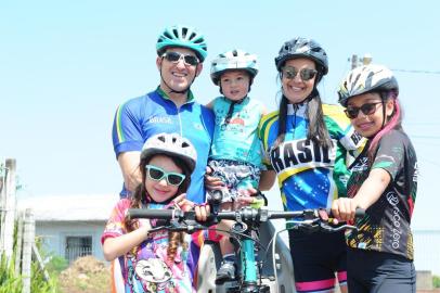  CAXIAS DO SUL, RS, BRASIL (06/10/2020)Pauta sobre a família da Lígia Margot Bentamcor, que irá até Torres de bicicleta no próximo final de semana, para realizar um sonho da filha pequena deles. (Antonio Valiente/Agência RBS)<!-- NICAID(14610262) -->