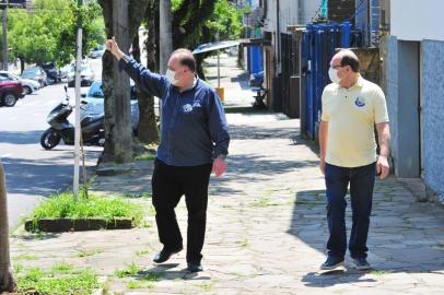 Candidato Carlos Búrigo e ex-governador José Ivo Sartori fazem caminhada em campanha eleitoral para a prefeiura de Caxias<!-- NICAID(14610333) -->