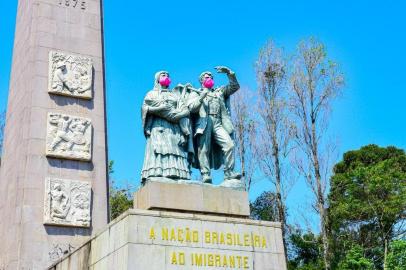 Monumento ao Imigrante de máscara rosa devido ao Outubro Rosa<!-- NICAID(14610291) -->