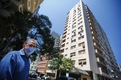  PORTO ALEGRE, RS, BRASIL, 06-10-2020: Ex-funcionários do Hotel Everest, que encerrou atividadas no centro de Porto Alegre. Na foto, Francisco Noveletto, ex-funcionário do hotel (FOTO FÉLIX ZUCCO/AGÊNCIA RBS, Editoria de Porto Alegre).<!-- NICAID(14610210) -->