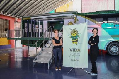  A coordenadora de Educação Financeira do projeto, Márcia Tolotti (E) e a coordenadora pedagógica Fabrícia Finco (D) em frente ao ônibus que fará a caravana de arrecadações nos próximos dias<!-- NICAID(14610359) -->