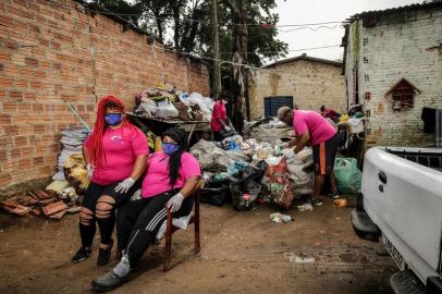  PORTO ALEGRE, RS, BRASIL - 01/10/2020As irmãs Paula e Stéfani decidiram romper com o quadro de violência doméstica em que estavam inseridas e, para conseguirem se sustentar longe dos ex agressores, começaram a trabalhar com reciclagem. A iniciativa acabou virando uma cooperativa de catadoras na qual, hoje, atuam 10 mulheres, todas ex vítimas de violência doméstica.<!-- NICAID(14606873) -->