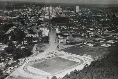 *** Exposição - Basílio Scalco ***Exposição Pioneiro 60 anos. Na foto, inauguração do estádio municipal de Caxias, em 1975. Fotógrafo: Basilio Scalco<!-- NICAID(115312) -->