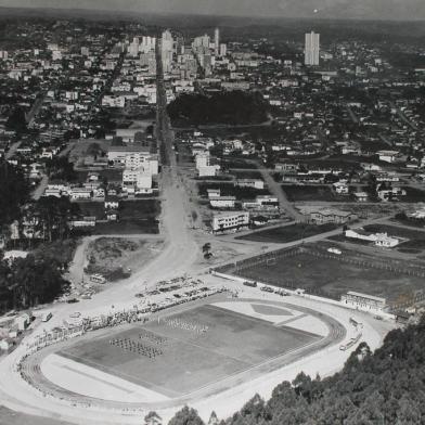 *** Exposição - Basílio Scalco ***Exposição Pioneiro 60 anos. Na foto, inauguração do estádio municipal de Caxias, em 1975. Fotógrafo: Basilio Scalco<!-- NICAID(115312) -->