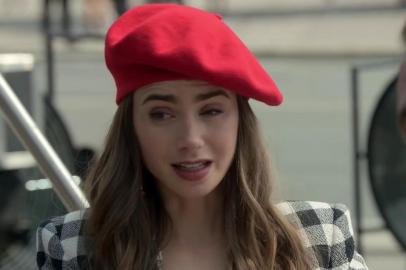 Lilly Collins em Emily em Paris (2020)<!-- NICAID(14610807) -->