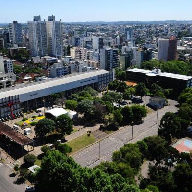  CAXIAS DO SUL, RS, BRASIL, 23/12/2019. Vista aérea do Largo da Prefeitura, ainda com os enfeites natalinos. À esquerda o prédio da Prefeitura Municipal de Caxias e ao fundo à direita, o prédio da Câmara de Vereadores. (Porthus Junior/Agência RBS)<!-- NICAID(14368327) -->