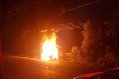 O passageiro de um carro morreu carbonizado em acidente de trânsito em Santa Rosa, no noroeste do Estado, na madrugada desta quarta-feira (7). Um veículo Santana bateu em um poste na Rua Tuparendi e pegou fogo.<!-- NICAID(14610977) -->